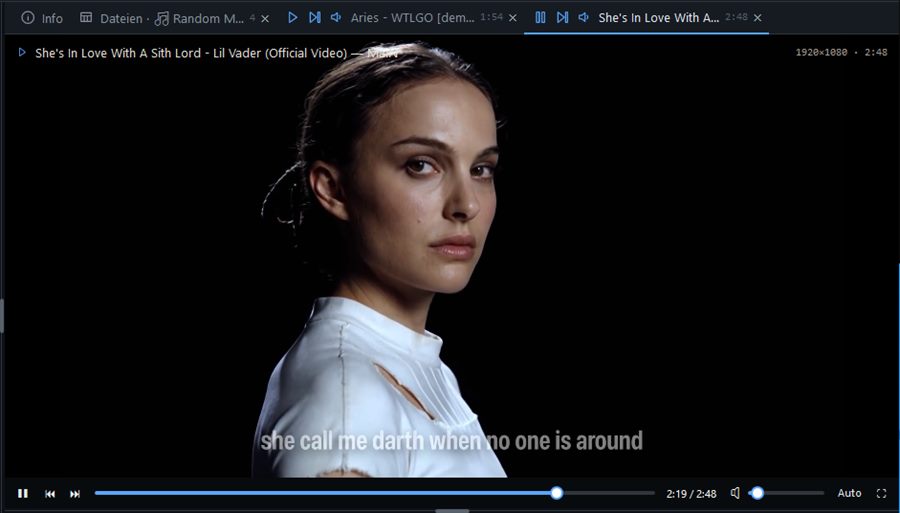 Ein Video läuft, weitere Tabs warten